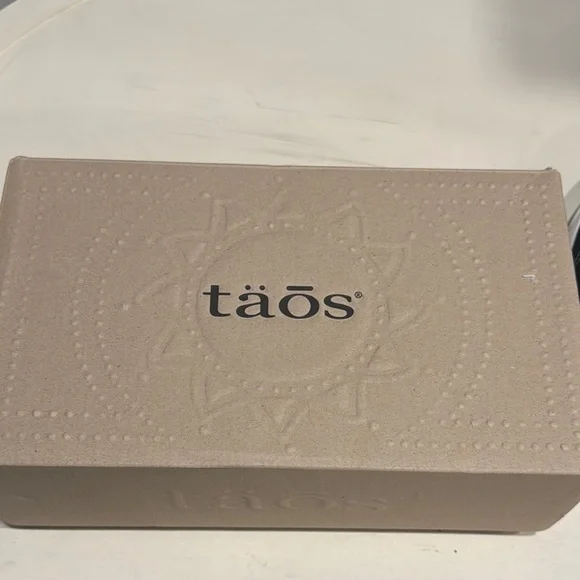 Taos Footwear Black and White Slip-On Sneakers Sleek Design - Picture 7 of 7